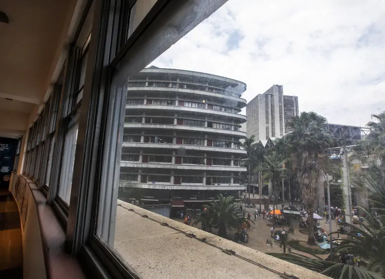 Ventana al exterior del edificio, que asemeja a las de los viejos pavores y que da hacia la Plazuela Nutibara y hacia su “primo” el edificio conocido como El Portacomidas. Foto: Julio César Herrera Echeverri.