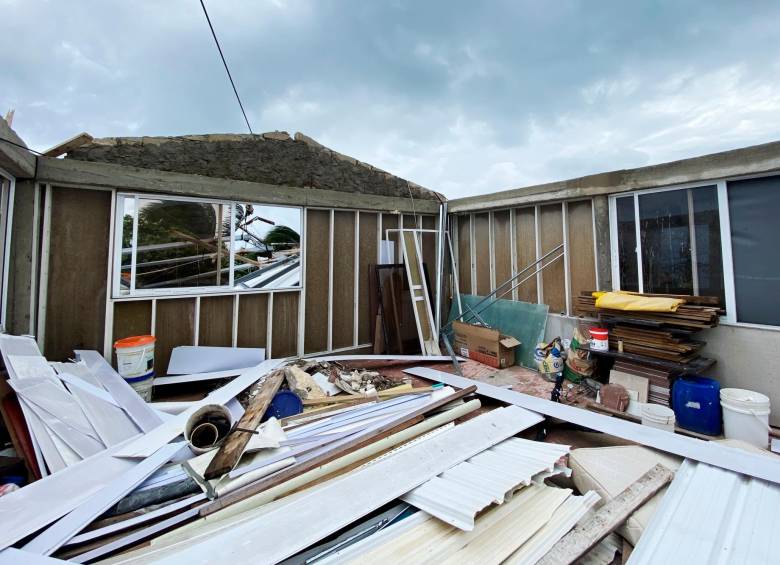 Los daños en las viviendas causados por el huracán Julia son evaluados por la Policía y el Gobierno. FOTO: EFE 