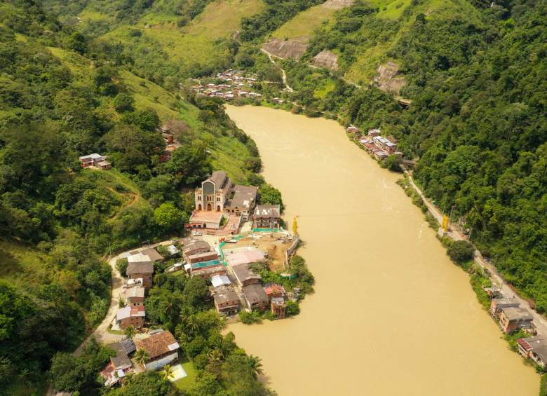 El corregimiento de Puerto Valdivia es el poblado más cercano de la presa, situado a solo 37 kilómetros de distancia. Ya fue afectado en mayo de 2018 con la borrasca que bajó cuando se desbloqueó un túnel de Hidroituango. FOTO MANUEL SALDARRIAGA
