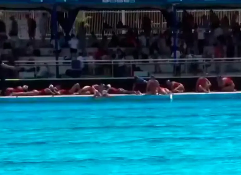 Las jugadoras salieron de la piscina y permanecieron en el suelo, boca abajo, en medio del susto por los disparos. FOTO: Captura de video