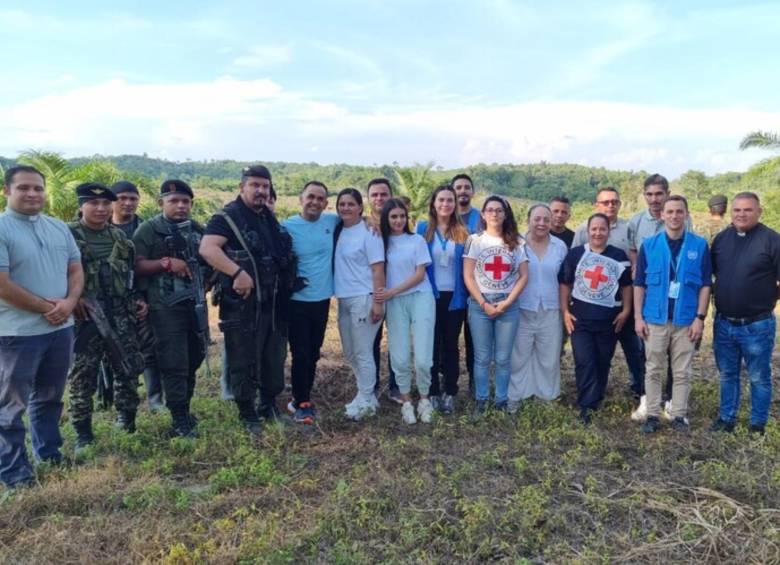 El Comité de la Cruz Roja (CICR), algunos familiares y miembros de las disidencias tras la liberación. FOTO: Colprensa