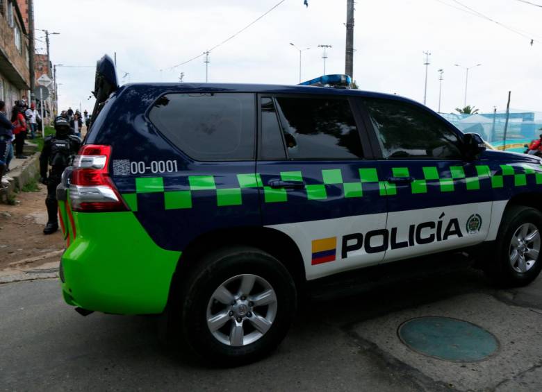 La camioneta del director general de la Policía Nacional, Henry Sanabria, fue vandalizada en la tarde de este domingo cerca al Portal de las Américas, en Bogotá. FOTO: COLPRENSA