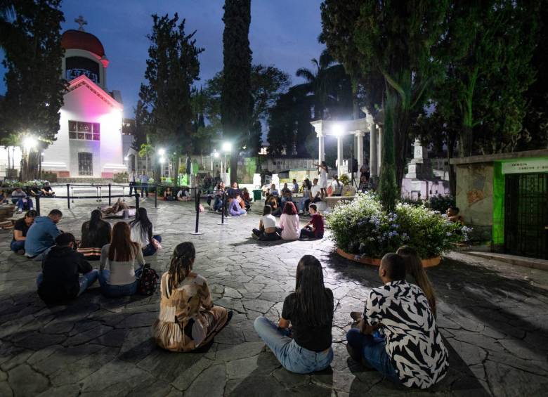 En el Cementerio San Pedro rindieron homenaje a las víctimas del covid en Medellín con un ritual de fuego