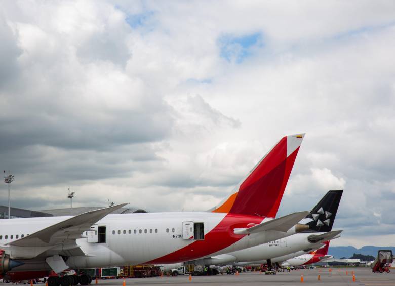 La inmovilización de los Airbus A319, A320 y A321 por una actualización urgente de software afectó este fin de semana la operación aérea en Colombia, especialmente a los aviones de Avianca. FOTO: MinTransporte.