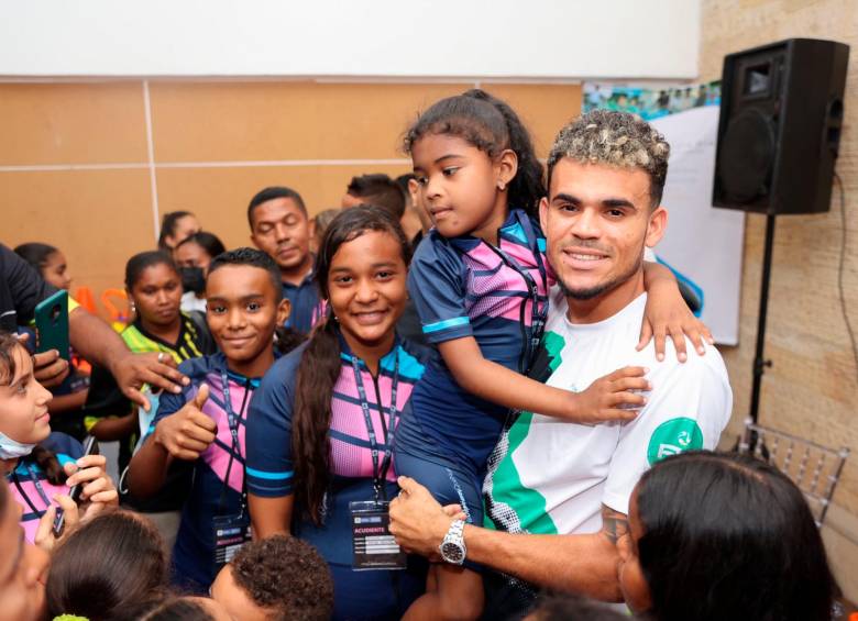 El delantero colombiano Luis Díaz llegó hasta Barrancas para llevar buenas noticias a la comunidad de su pueblo natal. FOTO CORTESÍA MINDEPORTE