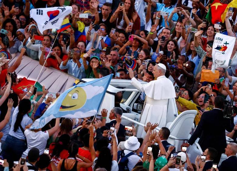 El saludo del papa León XIV a los jóvenes en su recorrido desde el papamóvil. FOTO: Tomada de @chrisjollyhale