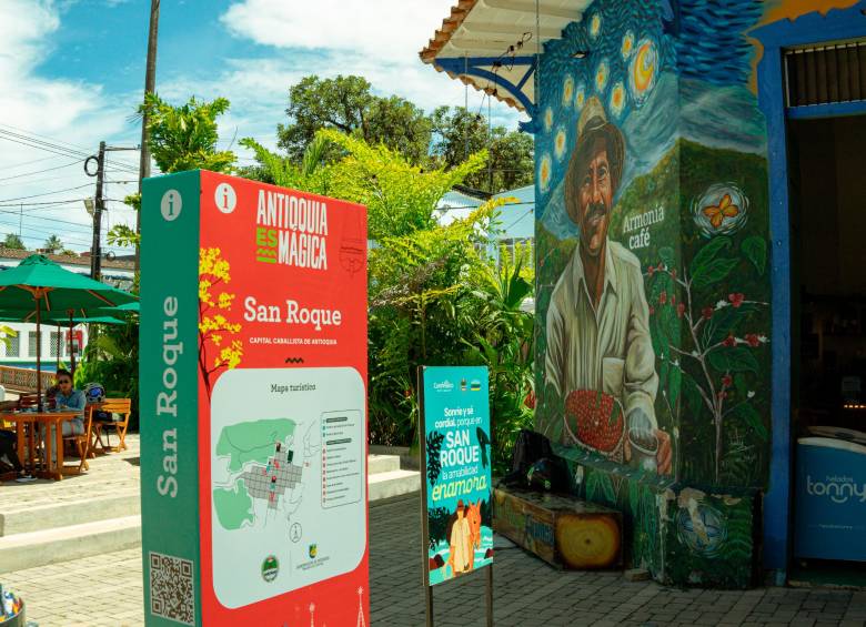 Una de las piezas son los tótems instalados en los parques principales, con el mapa general y los QR de cada sitio túristico que remite a más información. FOTO: GOBERNACIÓN