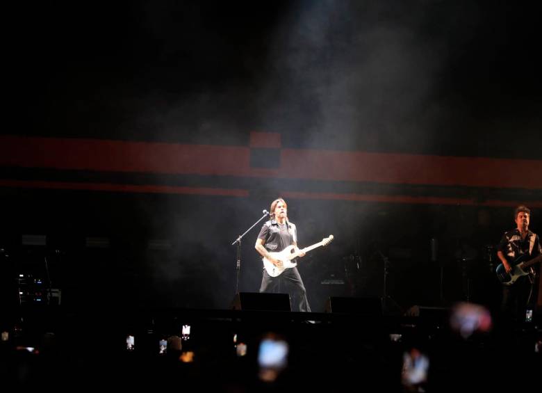 Juanes agradeció a Medellín por un cumpleaños muy feliz, frente a miles de asistentes. FOTO: ESNEYDER GUTIERREZ
