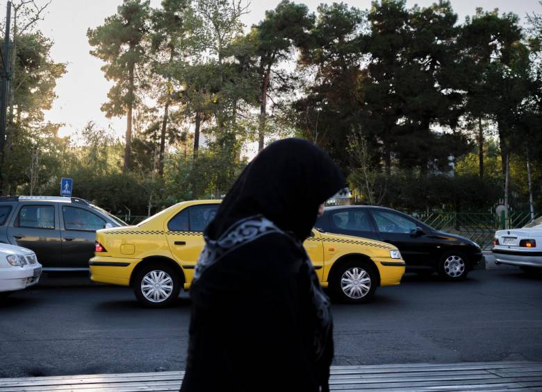 Una mujer camina por Teherán cubierta con un velo. FOTO: EFE