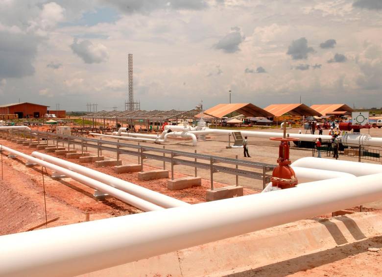 La afectación a las operaciones petroleras en el Meta está impactando la carga de las refinerías de Cartagena y Barrancabermeja, lo cual pone en riesgo el suministro de combustibles líquidos en Colombia y otros países a los que se exportan combustibles. FOTO Colprensa