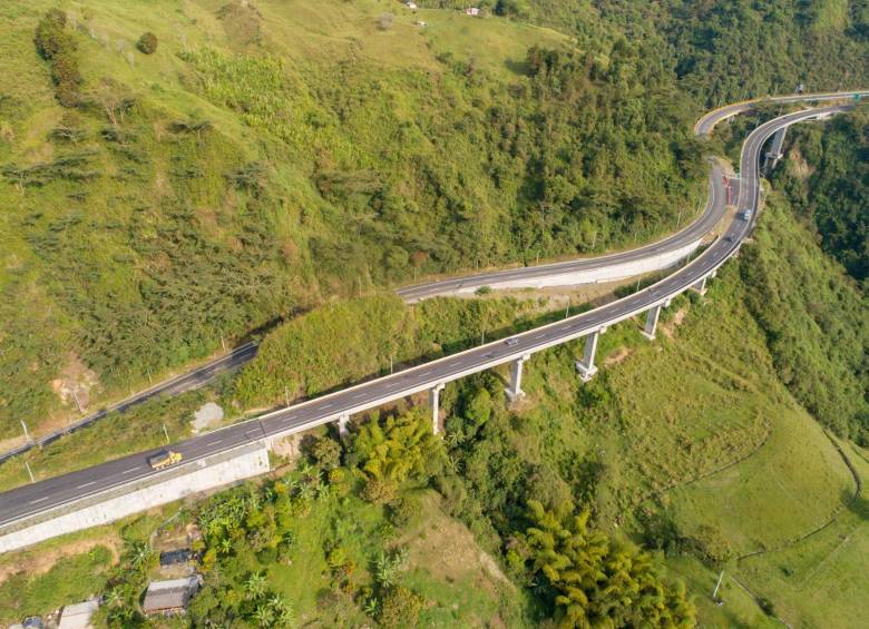 El tramo incluye 32 puentes construidos, 17 puentes mejorados y 31 muros construidos. FOTO Cortesía