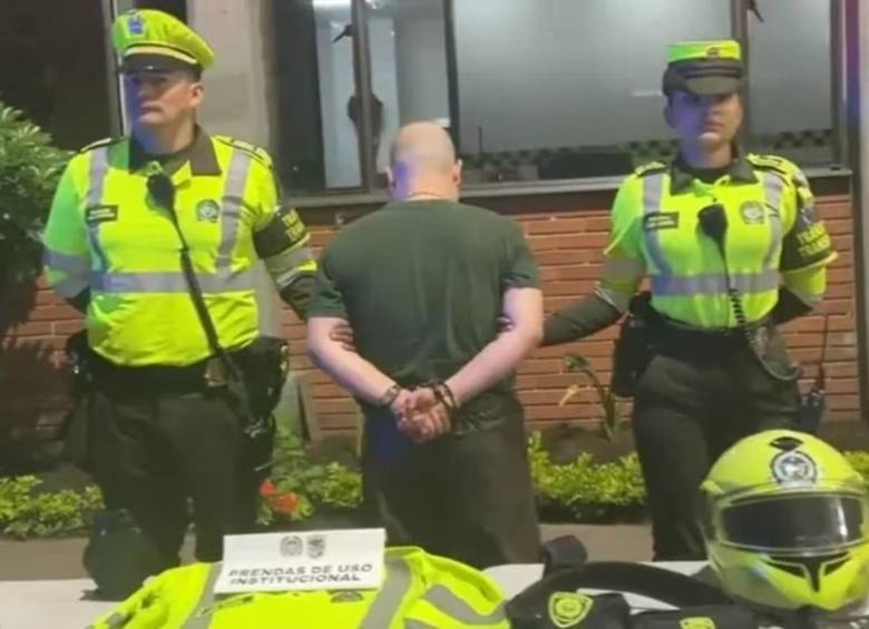 El falso agente, de 30 años de edad, fue identificado con los apellidos de ‘García Ramírez’ y fue capturado “con las manos en la masa” cuando estaba montando uno de los falsos retenes. FOTO: Policía Nacional 