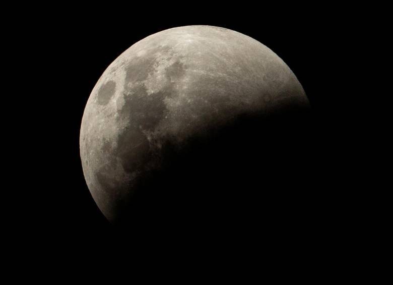 Según el Planetario de Medellín, el eclipse total empezaría exactamente a las 10:28 p.m. y terminaría a las 11:54 p.m. FOTO: EFE