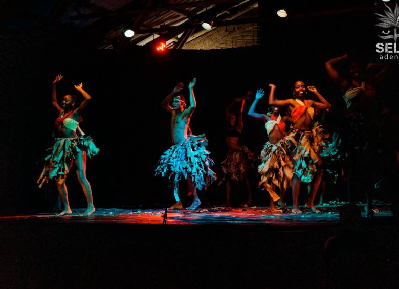 Con trajes y bailes típicos se baila en el departamento del Chocó en este Festival que reemplazó las armas por la danza y el teatro. FOTO: CORTESÍA