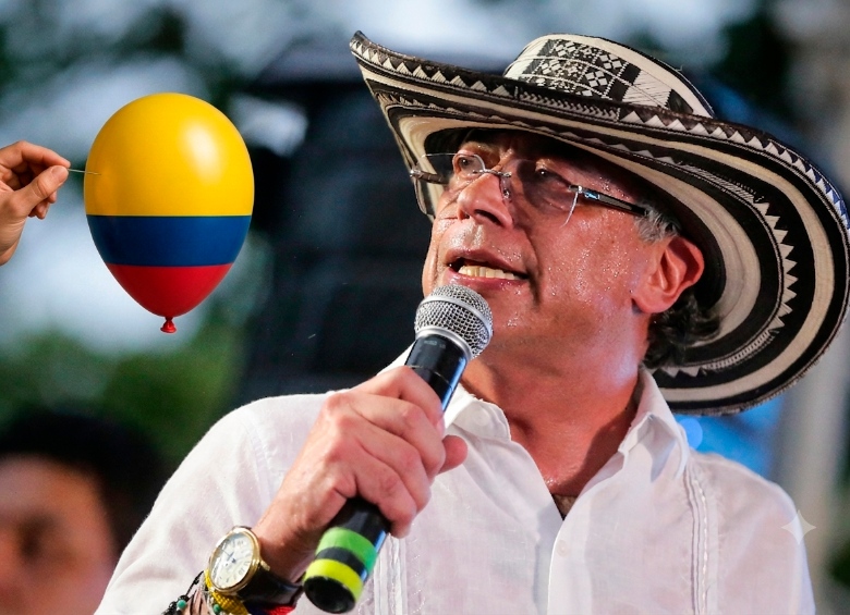 Varios anuncios económicos del Gobierno Petro han generado controversia por dudas sobre su viabilidad jurídica y financiera. FOTO COLPRENSA y generada con IA. 