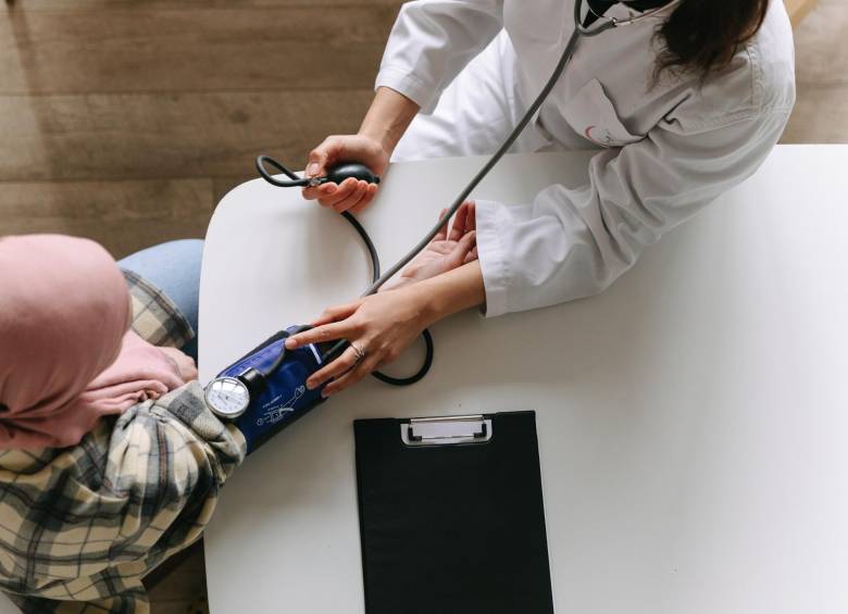 Científicos en el laboratorio ajustan células CAR-T, una terapia innovadora que ha mostrado resultados prometedores en el tratamiento de tumores cerebrales infantiles. FOTO: cortesía