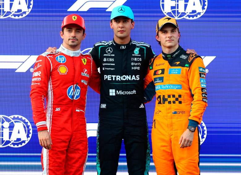 Charles Lecler (izquierda, Ferrari, 2°), George Russell (centro, Mercedes, 1°) y Oscar Piastri (derecha, McLaren, 3°), el podio de la clasificación en Bakú. FOTO: X F1