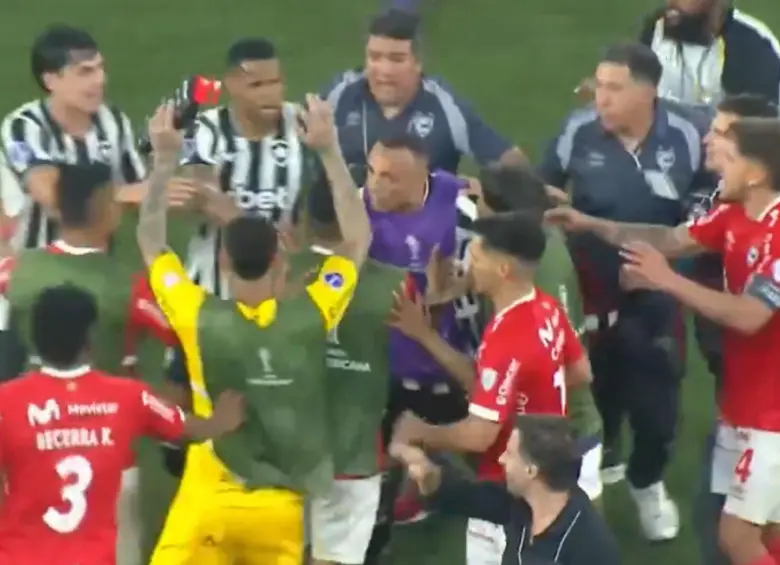 Ambas plantillas se enfrentaron en la mitad del campo y tuvo que intervenir la policía brasilera. Foto: Captura video DSports