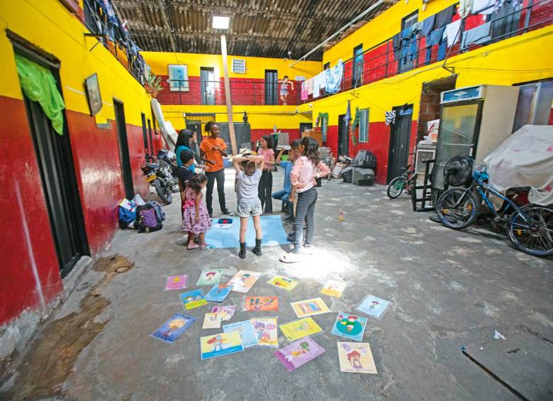 Muchos de los niños que viven en los inquilinatos del centro de Medellín son migrantes venezolanos. Por cuestiones de su viaje, algunos están atrasados en sus procesos educativos formales. Este inquilinato queda en el Bronx, de Medellín FOTO esneyder gutiérrez