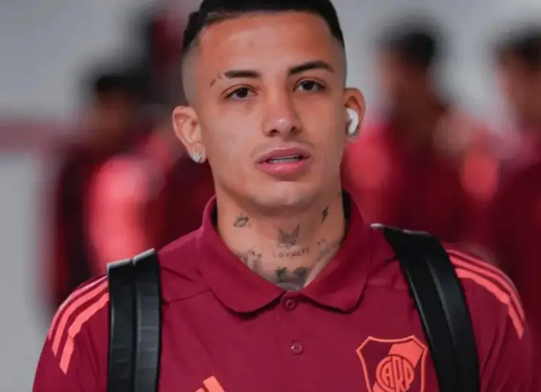 El futbolista colombiano Kevin Castaño llegó a River Plate como uno de los refuerzos más importantes de la temporada. FOTO: Tomada de X @RiverPlate