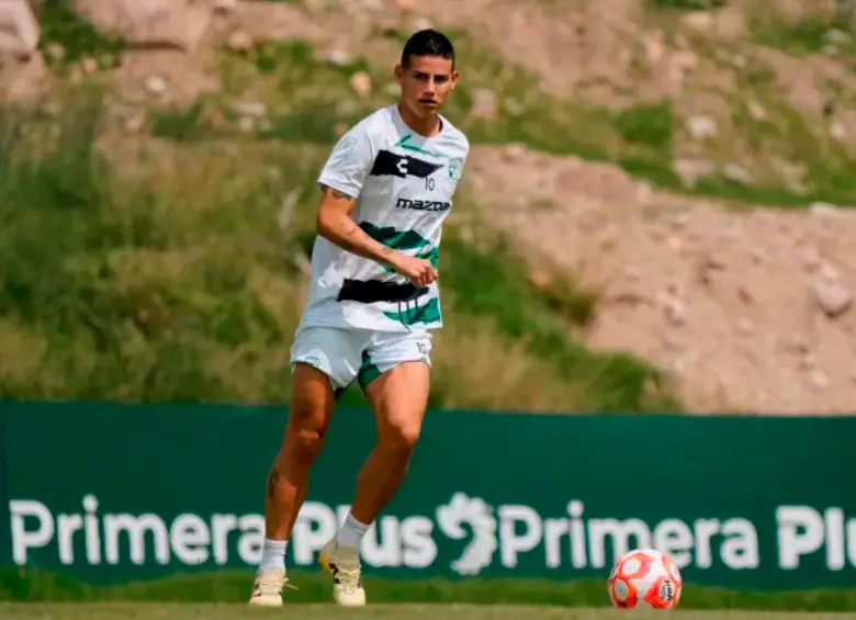 El volante colombiano James Rodríguez ha sido el capitán del equipo mexicano desde su llegada, en enero de este año. FOTO: TOMADA DEL X DE LEÓN DE MÉXICO