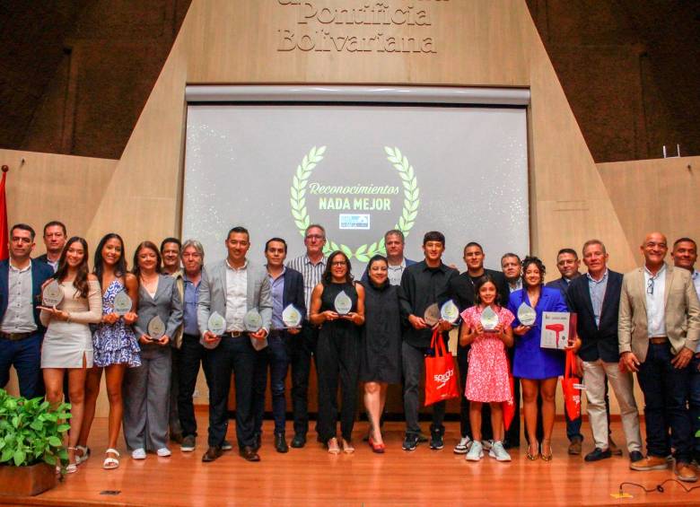 Galardonados y representantes durante la gala de la Liga de Natación de Antioquia en el Aula Magna de la UPB. FOTO: Cortesía Liga de Natación