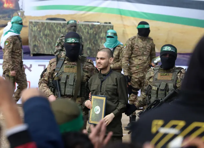 Miembros de las Brigadas Al-Qassam, el ala armada de Hamás, y un rehén israelí el 22 de febrero de 2025. Israel ha exigido la liberación de los 47 secuestrados que permanecen en Gaza, incluidos 25 que, según el ejército israelí, están muertos. FOTO: Xinhua