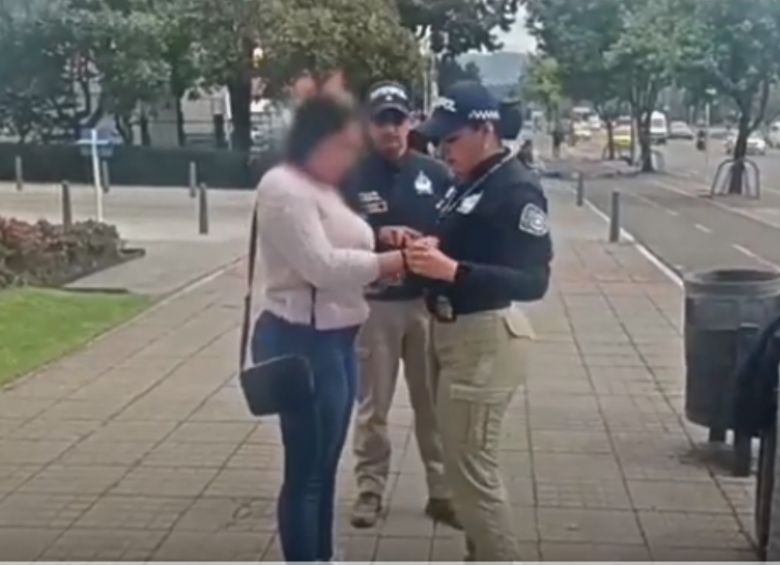 La mujer de ciudadanía venezolana fue interceptada por la Policía de Bogotá. FOTO: CAPTURA DE VIDEO
