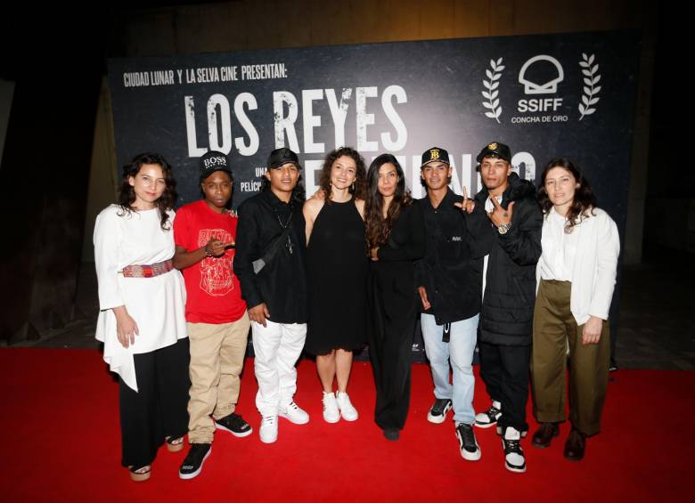 El elenco y las productoras de Los reyes del mundo en su estreno en Medellín. Foto: Archivo.