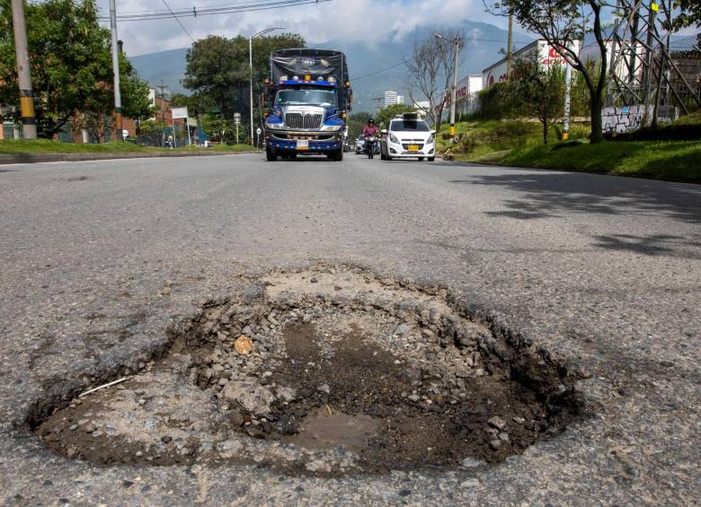 Se espera que en cuatro meses la avenida Regional, entre Ancón y Mayorca, no tenga huecos. FOTO edwin bustamante