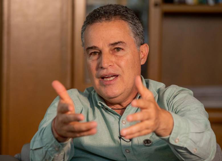 El gobernador Aníbal Gaviria dijo que en los bloqueos de vías ha habido interferencia de los grupos armados que presionan y extorsionan a las poblaciones. FOTO carlos velásquez