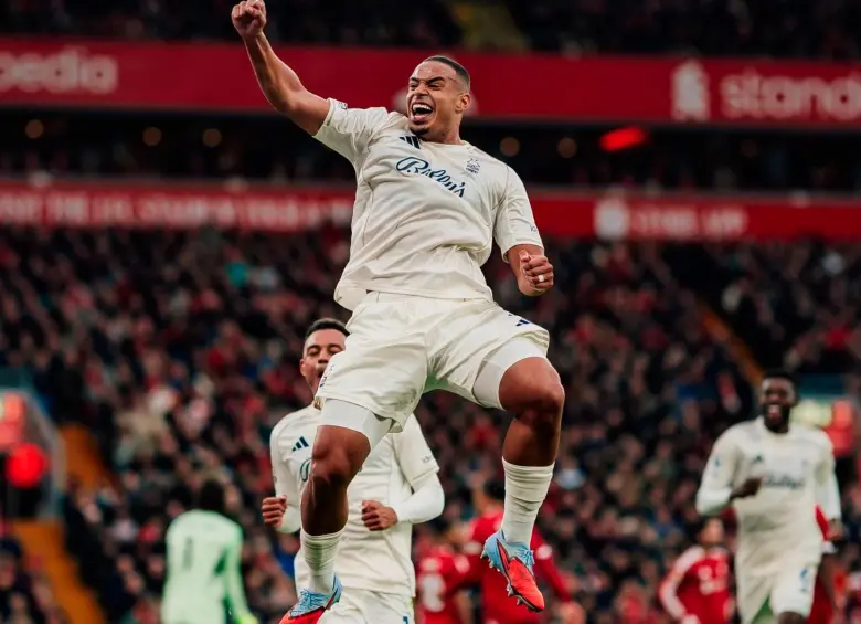 El futbolista brasileño Murillo Santiago Costa dos Santos anotó el primer gol de Forest en la victoria sobre Liverpool. Foto: tomada del x de @NFFC