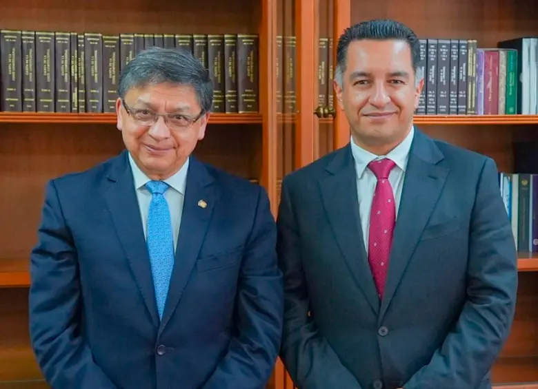 El encuentro se dio tras gestos recientes de Ibáñez (izquierda) en defensa de la independencia judicial frente a los cuestionamientos del Gobierno. FOTO: CORTE CONSTITUCIONAL 