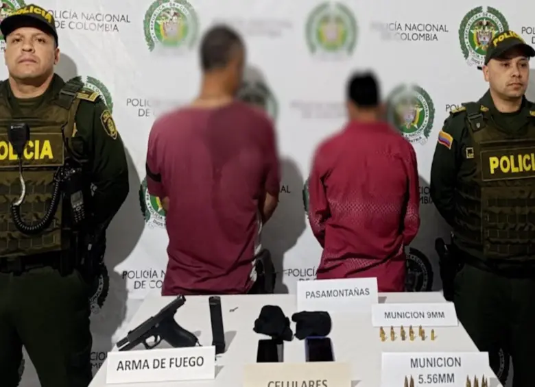 Los detenidos y el arma usada en el doble homicidio. FOTO: Cortesía