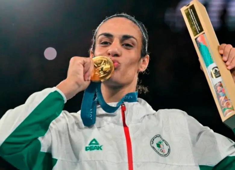 La boxeadora Imane Khelif durante la ceremonia de premiación en los Olímpicos de París. FOTO: AFP