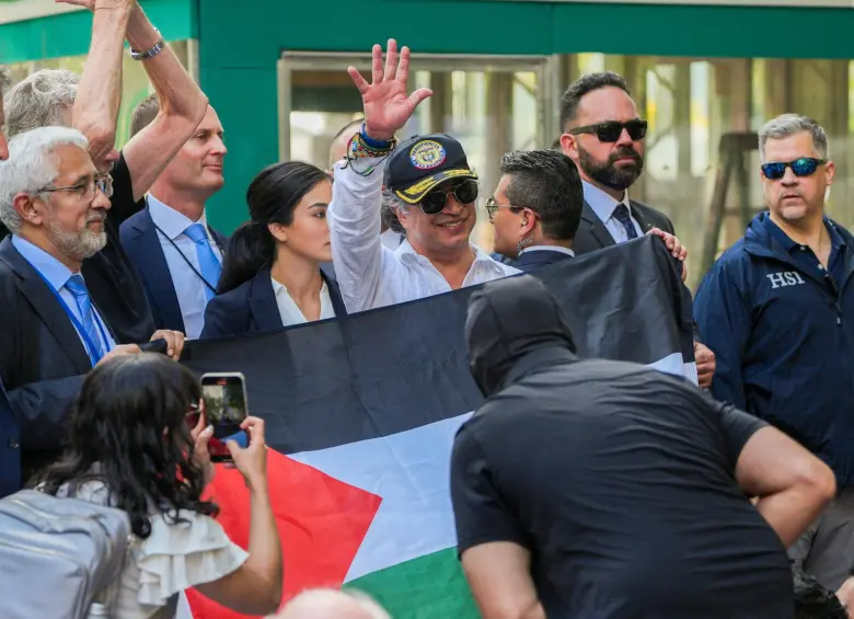 El presidente Gustavo Petro en medio de la protesta en Nueva York. FOTO: Tomada de redes sociales @infopresidencia
