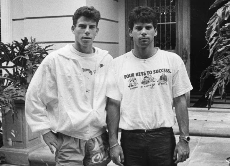 Los hermanos Lyle y Erik Menéndez en la época en que asesinaron a sus papás. FOTO: GETTY