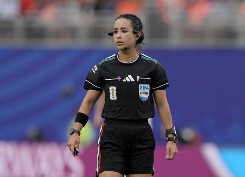 Katia Itzel García es la primera latina en dirigir en un mundial masculino de fútbol. Foto: AFP