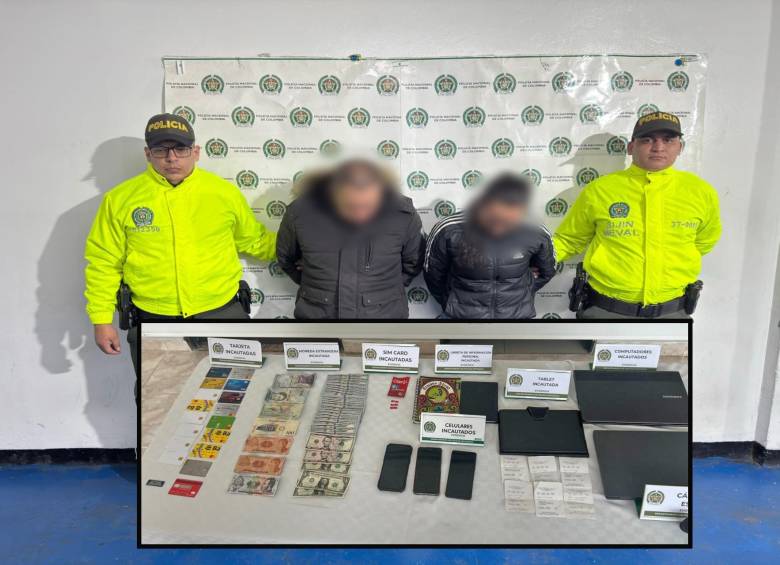 Atrás alias El Socio y una de sus cómplices. Adelante, parte de los elementos incautados por las autoridades. FOTO: Cortesía Policía Antioquia.