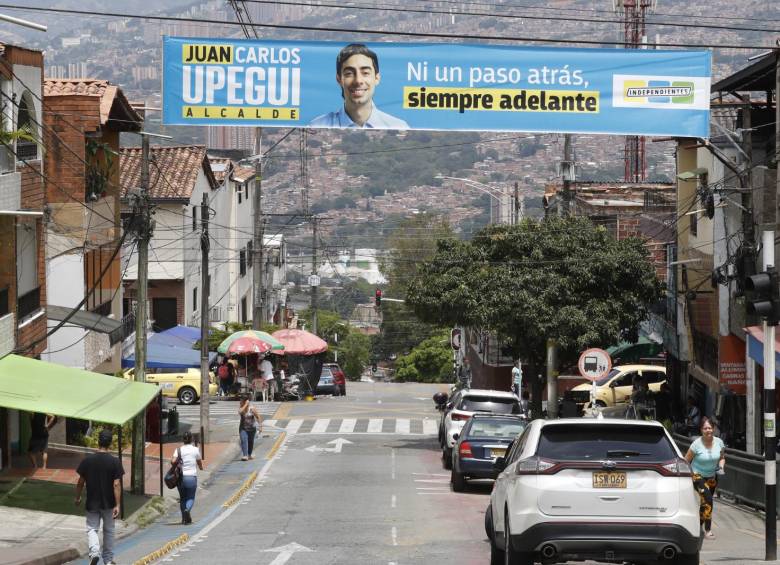 Pasacalles del candidato Juan Carlos Upegui en el nororiente de Medellín. FOTO: Jaime Pérez.