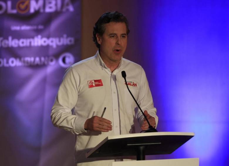 Juan Manuel Galán aseguró que acudirá a la Corte Penal Internacional (CPI), situada en La Haya, al presidente Gustavo Petro y sus ministros por la crisis de salud en el país. FOTO: Camilo Suárez