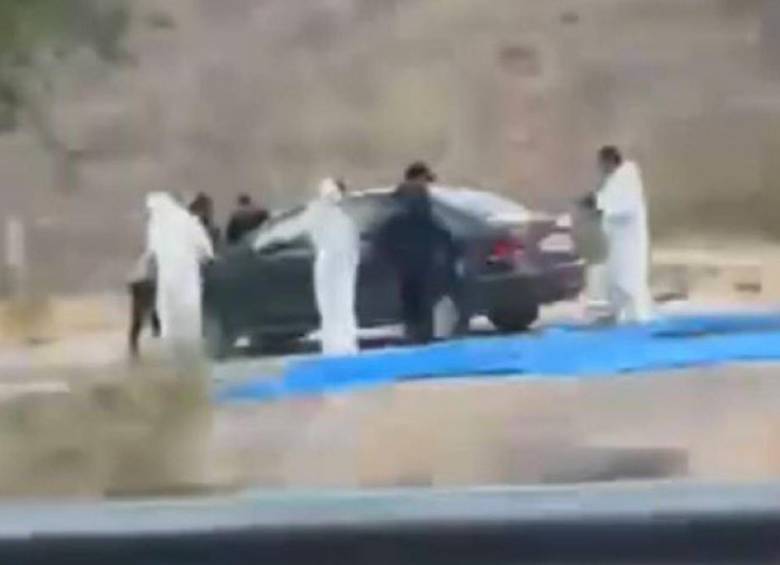 Después de un operativo de vigilancia en el kilómetro 83 de la autopista Cuacnopalan-Oaxaca, los agentes de la Guardia Nacional encontraron el carro con los cuerpos en su interior. FOTO: Captura de video de redes sociales