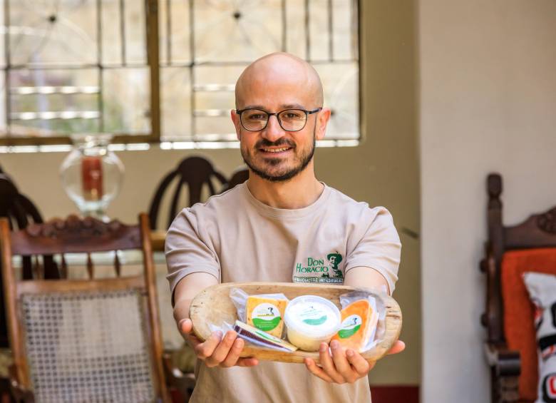 Con conocimiento y amor por su tierra, Diego Zabala ha convertido la tradición lechera de su familia en una empresa que une innovación y sostenibilidad. FOTO CAMILO SUÁREZ. 