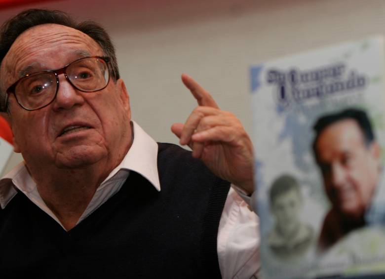 Roberto Gómez Bolaños, conocido como Chespirito, marcó a generaciones con su humor y sensibilidad. Su historia vuelve a cobrar vida en la serie Sin querer queriendo. FOTO: cortesía vía Colprensa