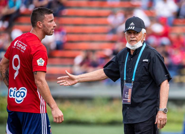 Julio Avelino Comesaña podrá contar con Luciano Pons para el clásico paisa de la fecha 18 de la Liga. Foto: Carlos Velásquez 