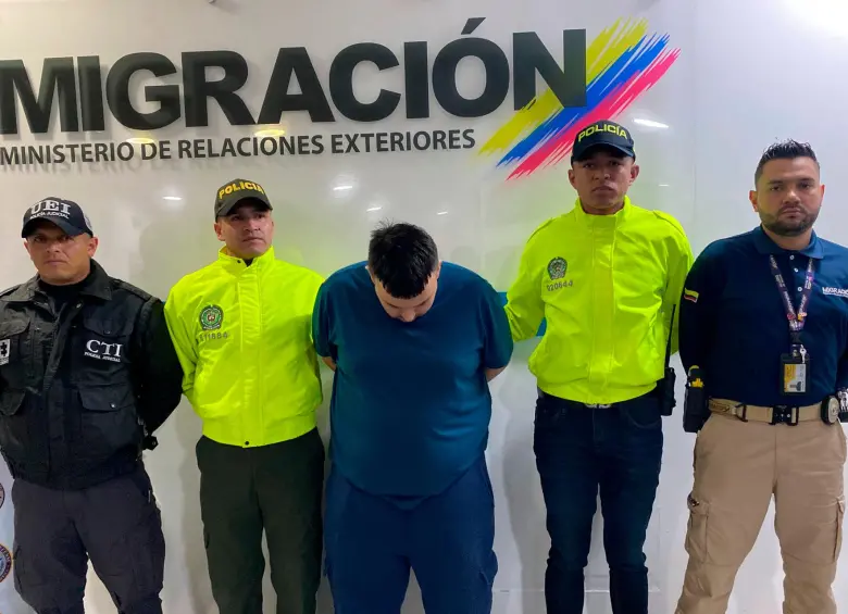Este es el colombiano que fue capturado en un vuelo de deportados proveniente de Estados Unidos. FOTO: Tomada de X @MigracionCol