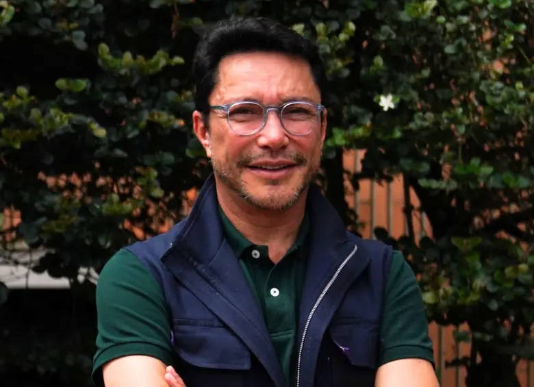 Carlos Caicedo tiene 59 años, nació en Aracataca, Magdalena. Fue cercano a Petro pero se distanció desde 2022, cuando sacó una lista al Congreso separada del Pacto Histórico. Foto: Jeann Rodríguez.