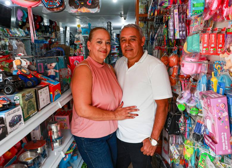 Arnulfo y Sor Eleida han sostenido su emprendimiento familiar mientras sacaban adelante a sus tres hijos. Hoy son profesionales y también emprendedores. FOTO MANUEL SALDARRIAGA.
