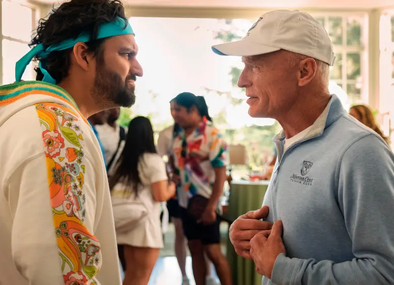 Jake Johnson y Ed Harris en The Dink: pasión por el pickleball. FOTO Cortesía Apple TV