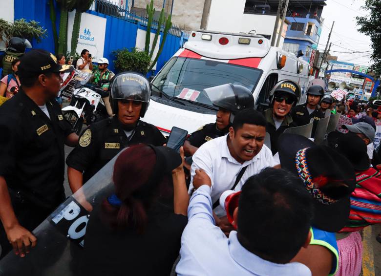 Castillo siendo saludado por simpatizantes que aclamaron su libertad a las afueras del hospital. FOTO: AFP